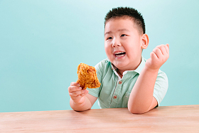 可爱的小男孩吃炸鸡