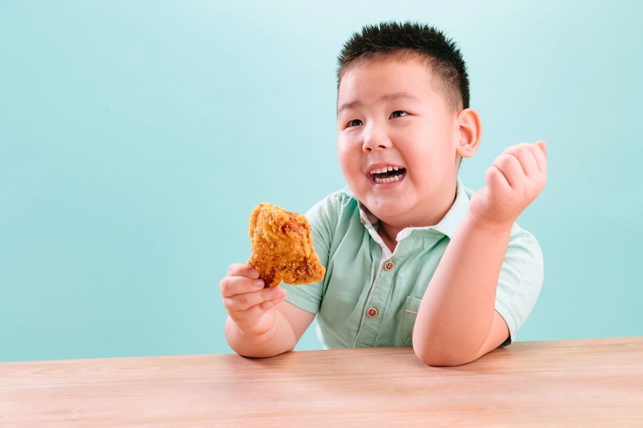 可爱的小男孩吃炸鸡 可爱的小男孩吃炸鸡
