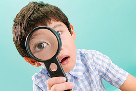 小男孩拿着放大镜图片