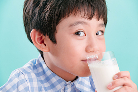 小男孩和一杯牛奶图片