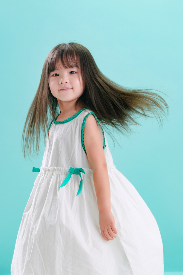 长发飘飘的可爱小女孩