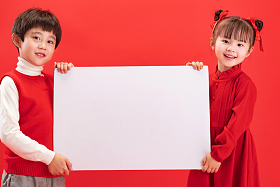 两个小朋友拿着白板