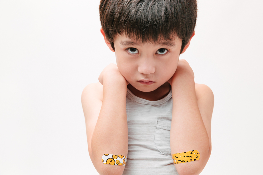 胳膊受伤的小男孩图片 胳膊受伤的小男孩图片