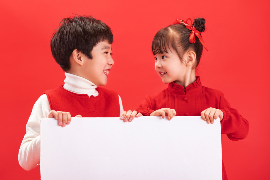 两个小朋友拿着白板图片 两个小朋友拿着白板图片