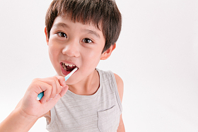 小男孩刷牙