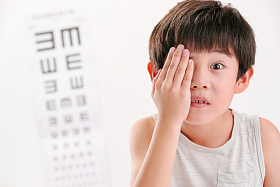 小男孩测视力