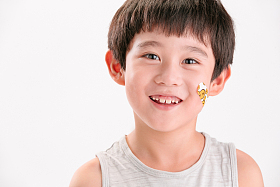 脸上受伤的小男孩