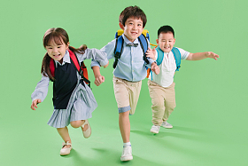奔跑着的三个小学生图片