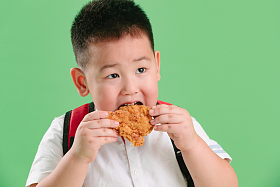 可爱的小男孩吃炸鸡图片