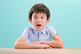 小男孩的可爱表情照片