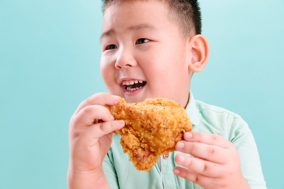 可爱的小男孩吃炸鸡