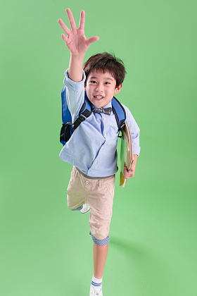 背书包的快乐小学生