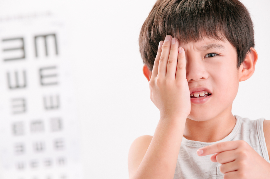 小男孩测视力照片