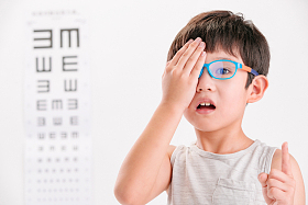 小男孩测视力图片