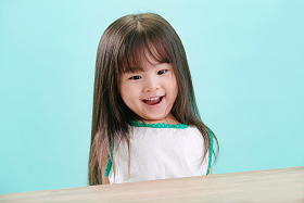 小女孩的可爱表情照片