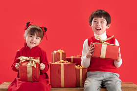 可爱的小朋友过新年