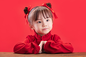 可爱的小女孩过新年