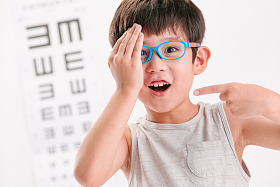 小男孩测视力