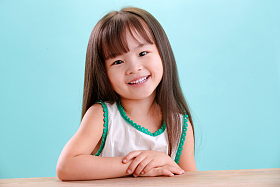 小女孩的可爱表情照片