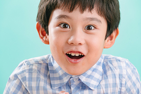 小男孩的可爱表情照片