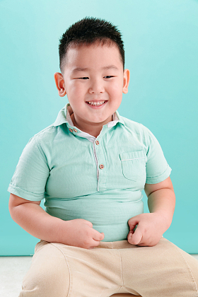 小男孩的可爱表情照片