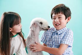 两个小伙伴和宠物狗