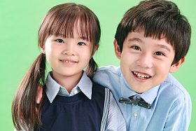 小男孩和小女孩图片