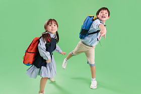 小男孩和小女孩扔纸飞机