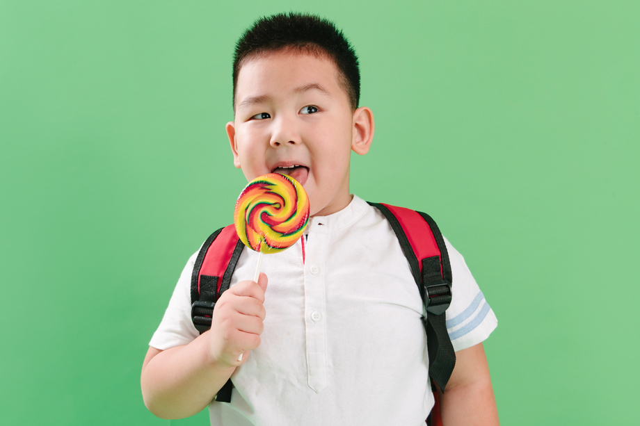 可爱的小男孩拿着棒棒糖