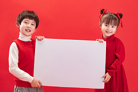 两个小朋友拿着白板图片