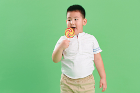 可爱的小男孩拿着棒棒糖图片