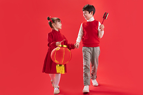 两个小朋友拿着红灯笼图片