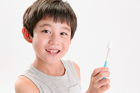 小男孩刷牙照片