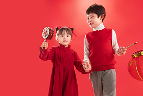 两个小朋友拿着红灯笼图片