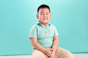 小男孩的可爱表情照片