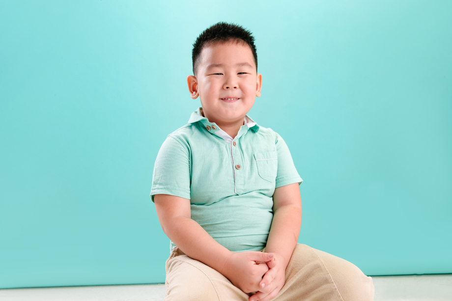 小男孩的可爱表情照片