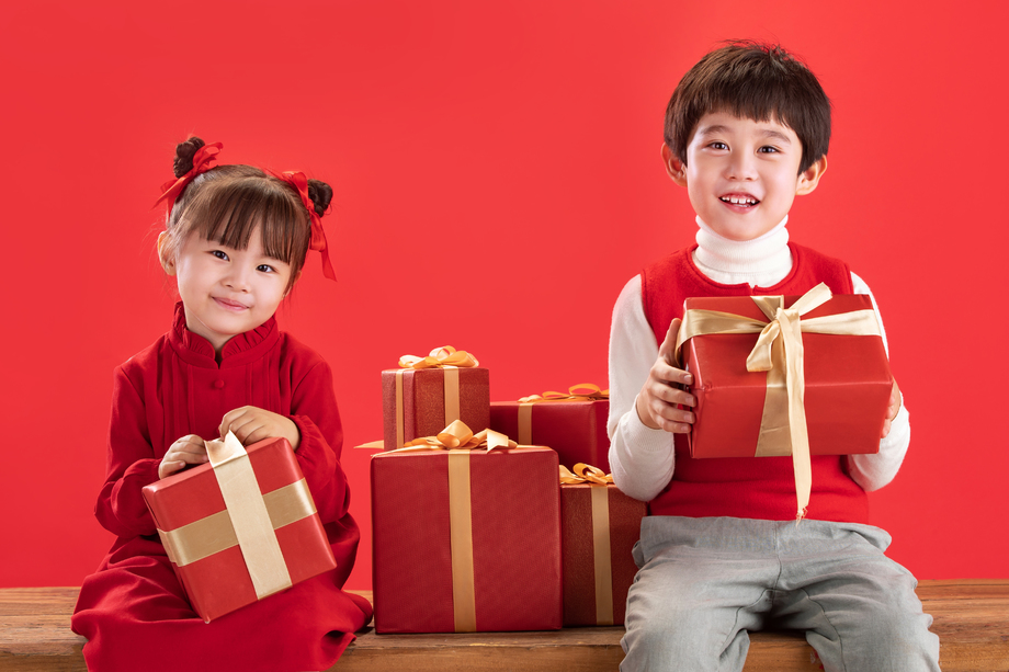 拿着礼物的小朋友过新年 拿着礼物的小朋友过新年