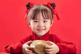 小女孩拿着金元宝过新年图片