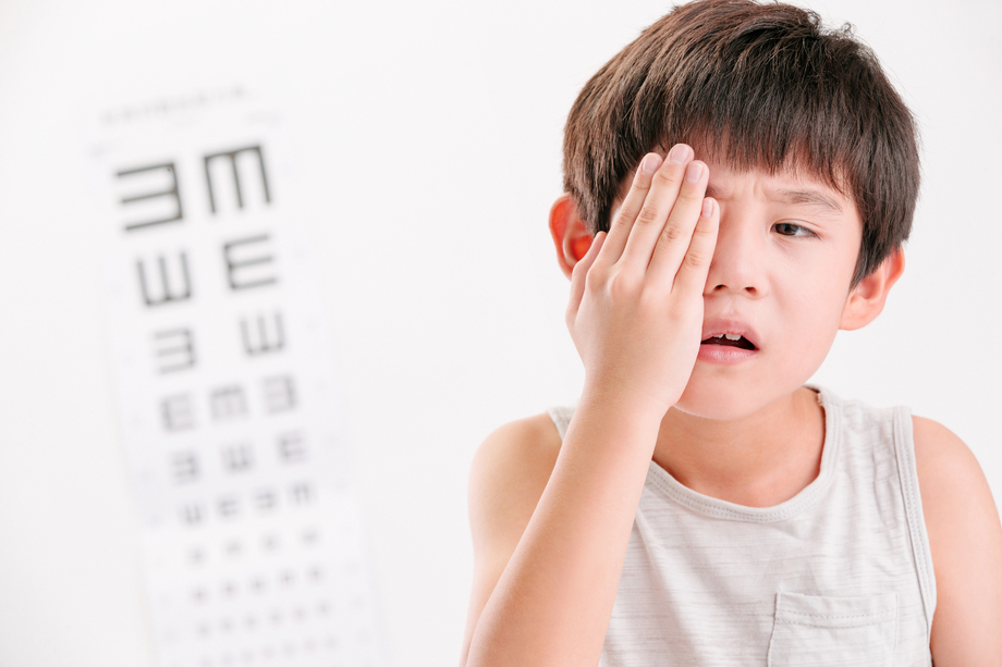 小男孩测视力图片