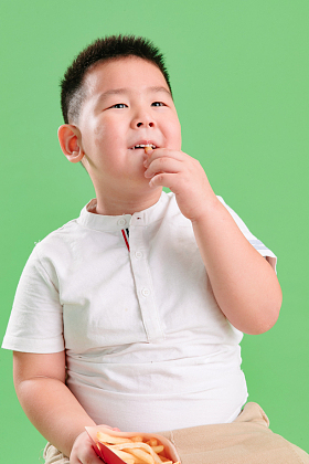 可爱的小男孩吃薯条图片