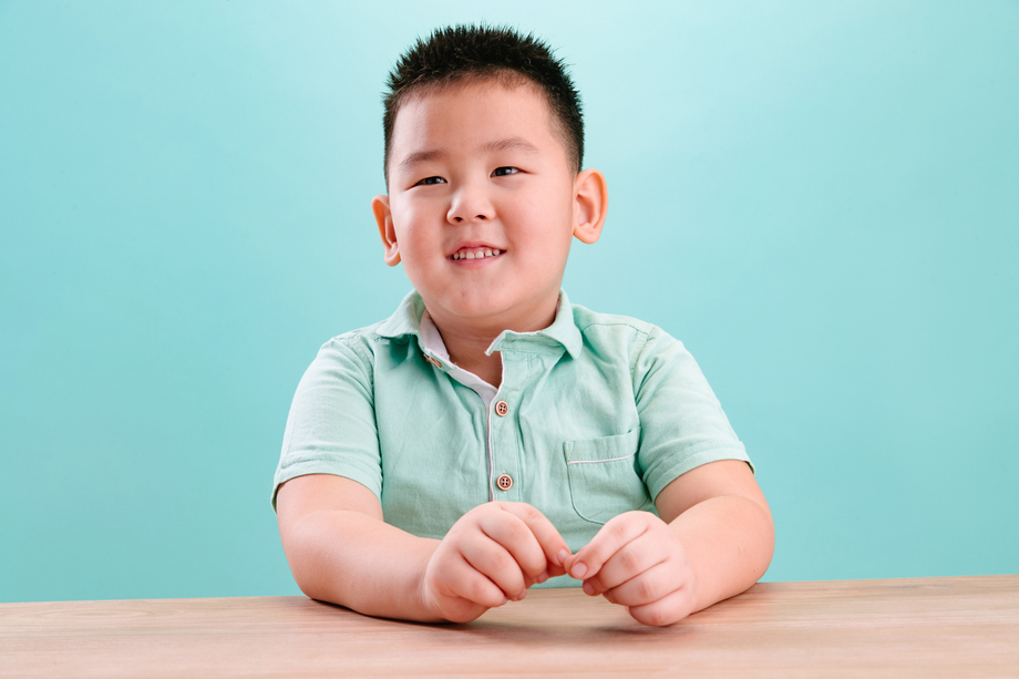 小男孩的可爱表情