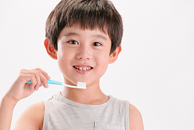 小男孩刷牙