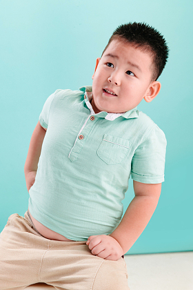 小男孩的可爱表情照片