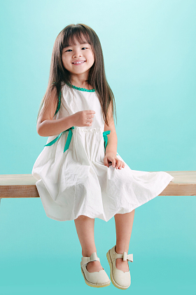 长发飘飘的可爱小女孩