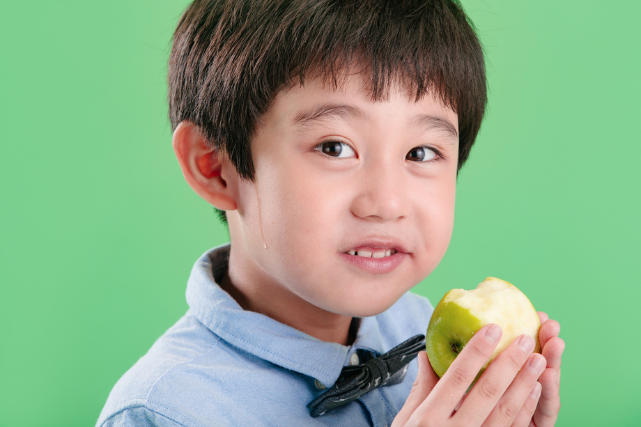 小男孩在吃苹果图片