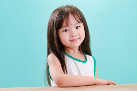 小女孩的可爱表情照片