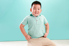 小男孩的可爱表情