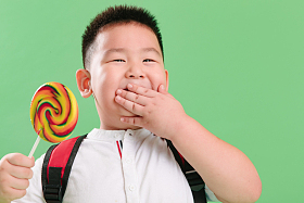 可爱的小男孩拿着棒棒糖
