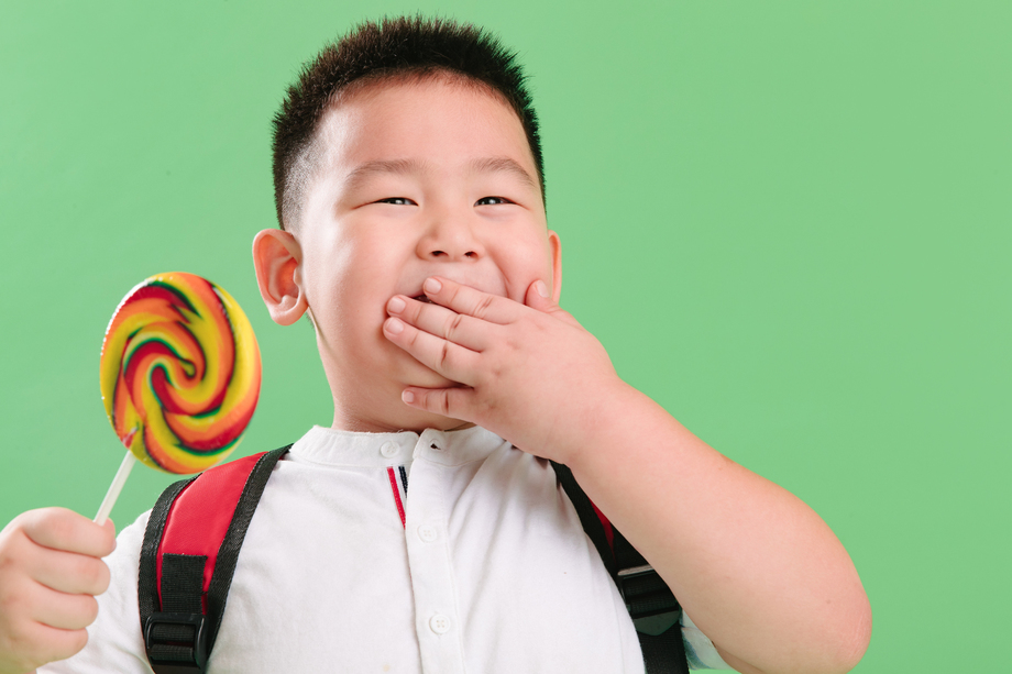 可爱的小男孩拿着棒棒糖