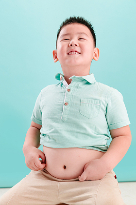 小男孩的可爱表情照片